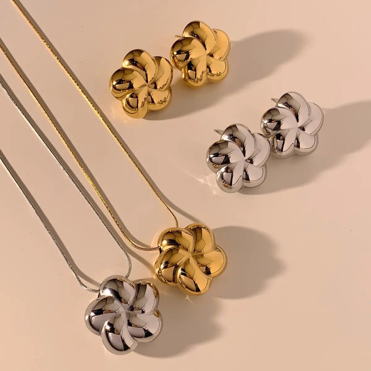 785-8de84397-6593-46a1-b13a-c00c9b05d58f.jpg Set de aretes y collar - Imagen 1
