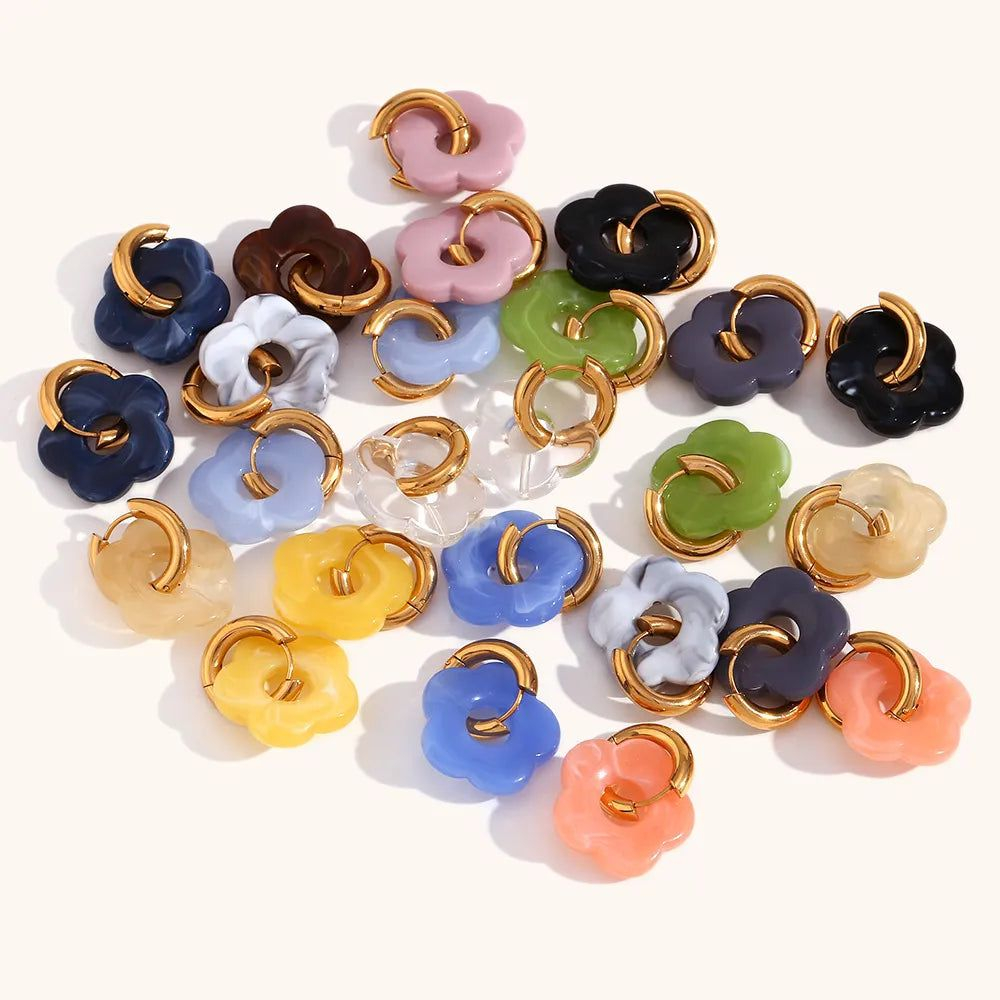 785-b87ae345-adcd-4181-9d54-8c4d498363af.jpg Aretes colgantes con detalle de flores - Imagen 1