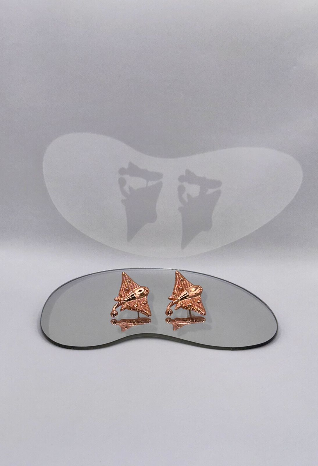 785-341c58a0-91e8-4004-8b8e-94588c43d406.jpg Aretes con diseño de manta raya - Imagen 1