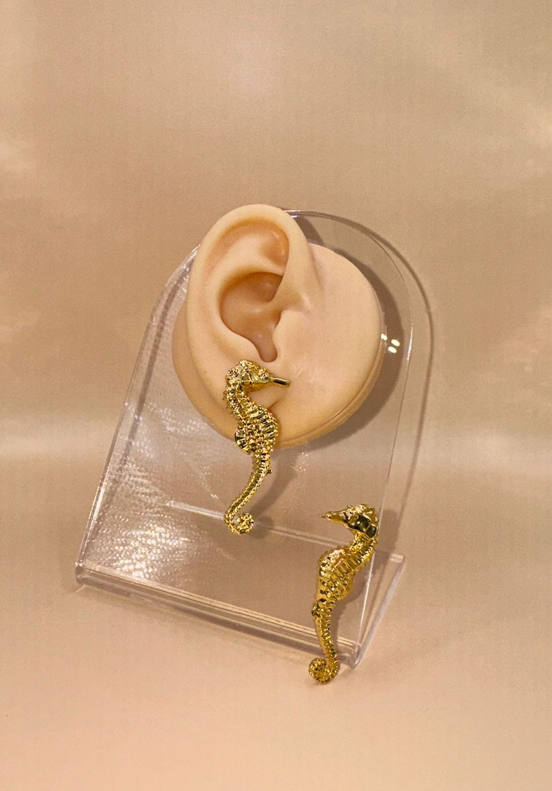 785-b64322f6-e8e9-4e36-be9a-6ba7a6c5a203.jpg Aretes con diseño de caballito de mar - Imagen 1