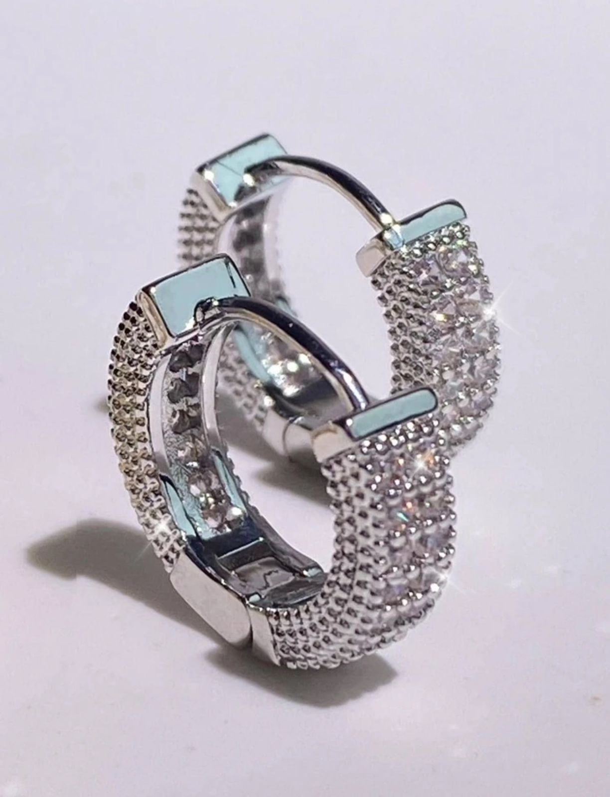 785-a16fe8e3-e0a3-4dc8-90bc-ddb146d02a5a.jpg Aretes con brillitos color plateado - Imagen 1